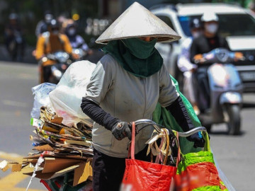 Người lao động nhọc nhằn mưu sinh dưới nắng như đổ lửa