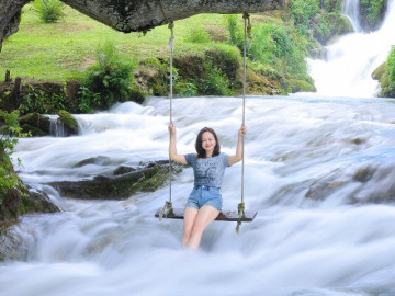 Suối mát lạnh cách Hà Nội 200km, ô tô đỗ gần, khách kéo nhau đến trốn nóng
