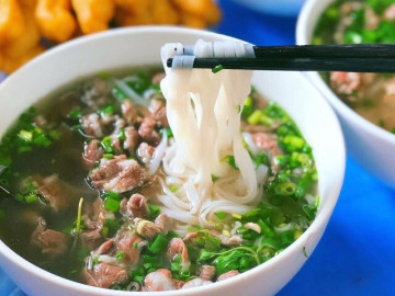 Lifestyle - 5 quán phở hút khách nhất Hà Nội: Có nguyên tắc đặt tên độc lạ, tuổi đời hàng chục năm, mỗi ngày bán vài trăm bát 