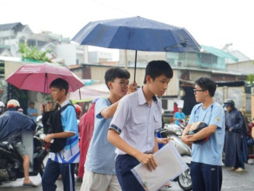 Mưa bất chợt, học sinh vẫn đội mưa tiếp sức thí sinh