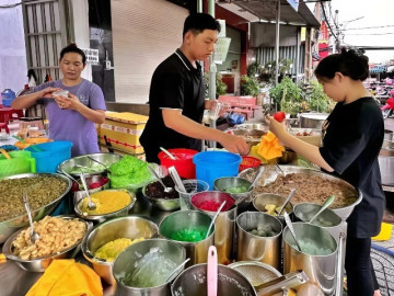 5 tiệm chè đông khách ở TP HCM, giữ công thức bí truyền từ thời ông bà anh, có hôm đóng cửa sớm vì hết hàng