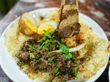 Quán phở xào 35 năm núp sâu trong ngõ nhỏ Hà Nội, nắng nóng vẫn đông kín khách