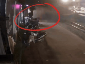 Video tàu hỏa va chạm ô tô tải tại Hà Nội, nhiều xe máy bị vùi lấp