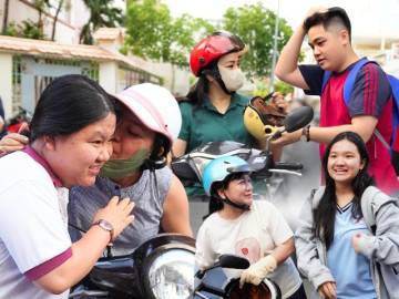 Hồi hộp không kém thí sinh, phụ huynh trao cái ôm động viên: "Tôi chỉ mong con giữ được tâm lý bình tĩnh"
