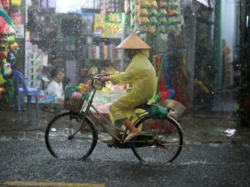 Mưa lớn giờ tan tầm, người dân TP.HCM bì bõm về nhà