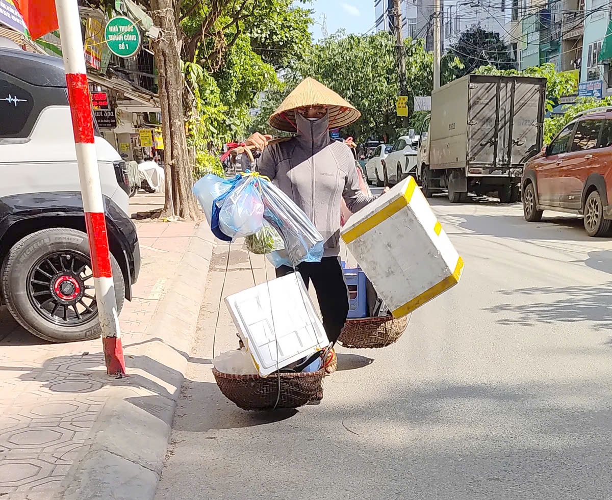 Gánh hàng ăn rong ruổi khắp các con phố giữa thời tiết oi bức, mong có khách mua hàng