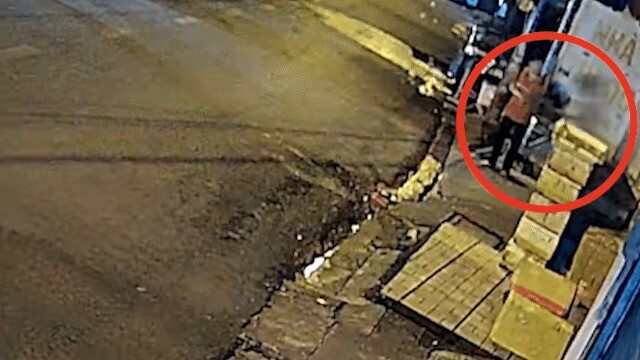 Cảnh người dân tháo chạy khỏi nhà trọ cháy lúc rạng sáng