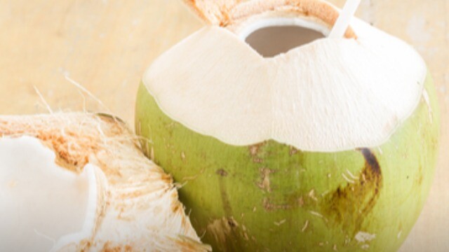 Uống nước dừa thường xuyên có gây hại cho thận?