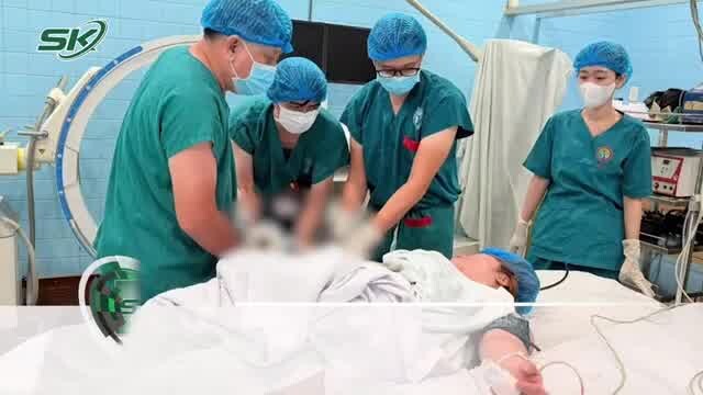 Người phụ nữ phải cắt cụt 4 ngón tay vì bị máy xay thịt cuốn nát