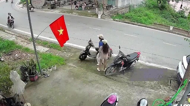 Clip: Hai thanh niên lao xe máy lên vệ đường, đâm đổ xe rồi bỏ chạy