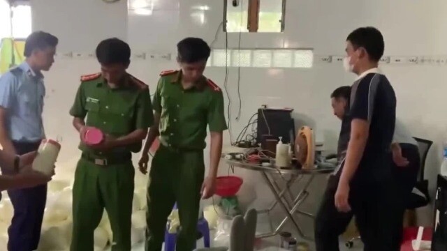 Phát hiện cơ sở bán “kem trộn” quy mô lớn không rõ nguồn gốc