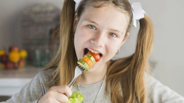 Mùa thi, ăn đúng 5 thứ này trước giờ học: Não 'chạy nhanh hơn', nhớ lâu hơn