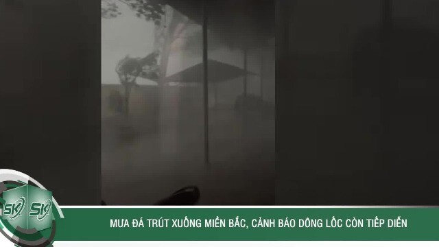 Mưa đá trút xuống miền Bắc, vỡ kính ô tô, thủng mái nhà, cảnh báo dông lốc còn tiếp diễn