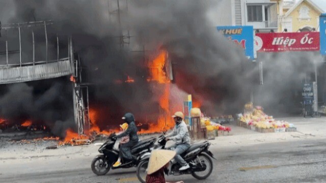 Chủ shop quần áo kể giây phút lửa cháy lan dãy cửa hàng ở Hải Phòng
