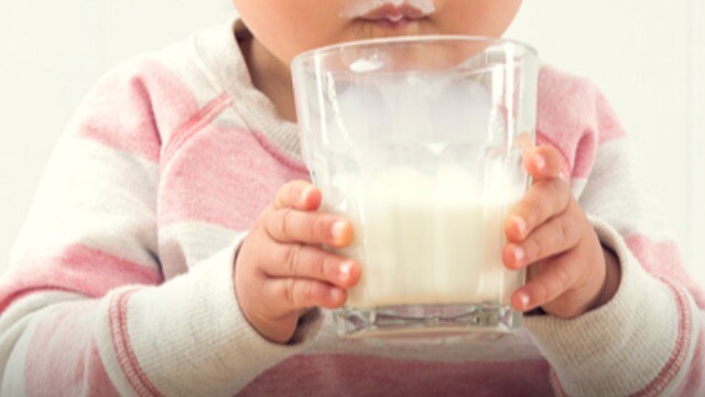 Bé trai nhập viện vì uống nhiều sữa tươi, bác sĩ lưu ý các sai lầm khi cho trẻ uống sữa