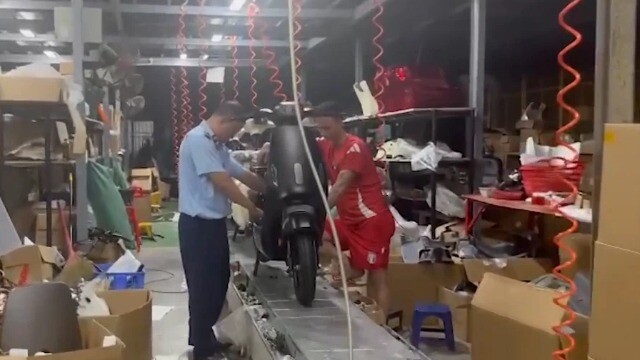 Lật tẩy chiêu lắp "ruột" xe máy điện vào xe đạp điện