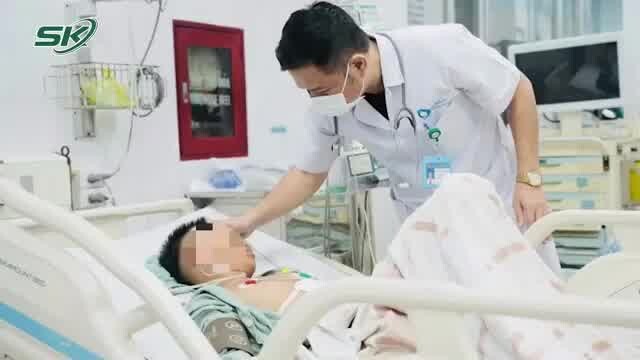 Bé trai 13 tuổi vỡ lách, sốc mất máu nghiêm trọng vì bị bóng sút vào bụng