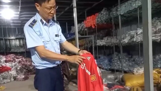 Cận cảnh gần 4000 bộ quần áo thể thao giả "hàng hiệu" bị tạm giữ