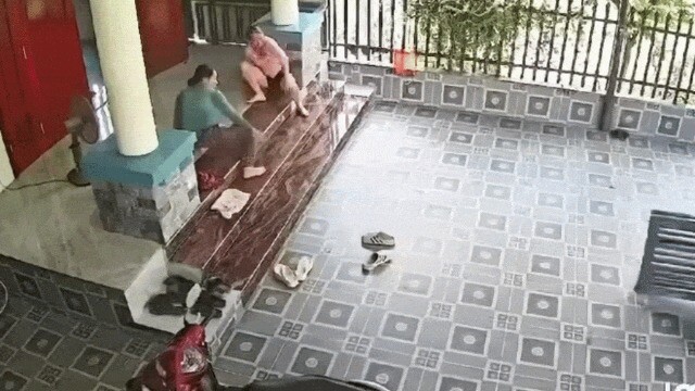 Clip: Nữ tài xế lùi xe húc đổ cửa ‘đỗ’ ở sân nhà