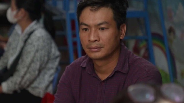 Kì thi đặc biệt của những bậc cha mẹ ngoài cổng trường