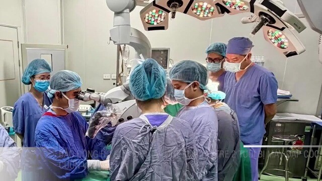 Báo động đỏ cứu bàn tay đứt lìa cho trẻ 2 tuổi bị máy dập cốc cuốn vào