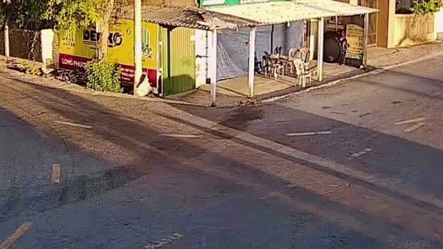 Clip: Xe máy 'kẹp' ba lao vào ô tô, một người bị hất vào gầm