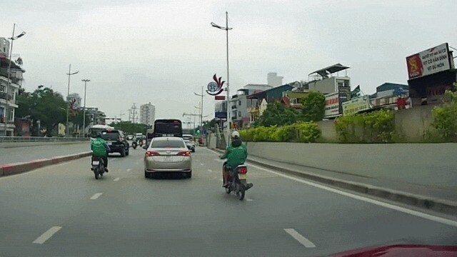 Clip: Tài xế cầm lái thiếu quan sát, xe máy đâm hai lần vào ô tô