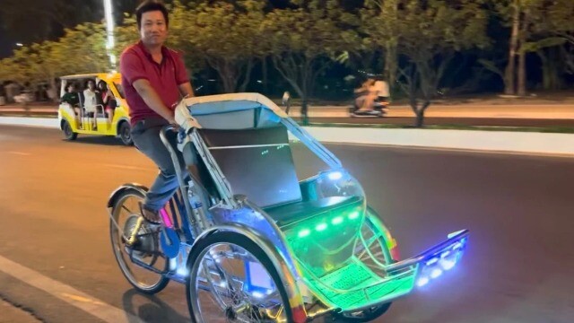 Bất ngờ với dàn xích lô ‘siêu tốc’ rực sáng phố biển Nha Trang
