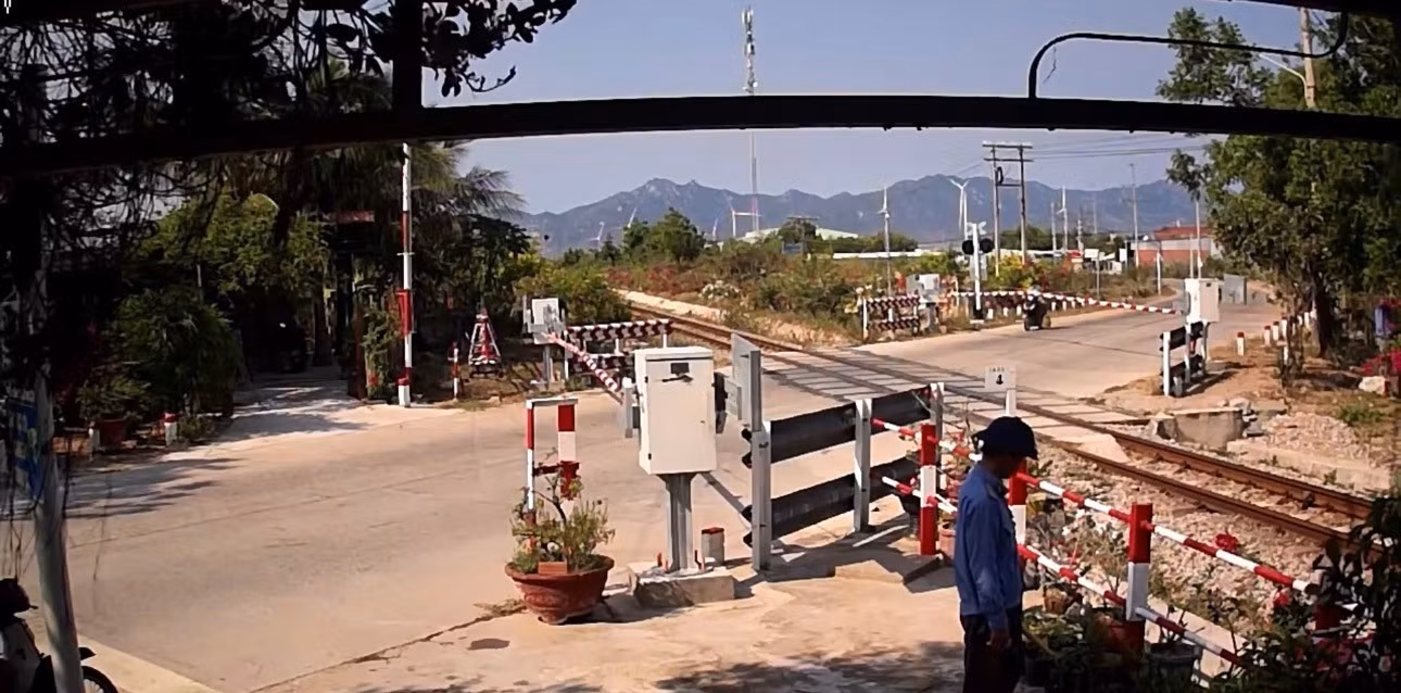 Hiện trường người phụ nữ tông sập barie khi tàu đang lao tới. Clip: Kinh hoàng người phụ nữ lao xe máy tông sập barie khi tàu hỏa đang tới - 1