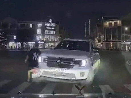 Tạm giữ người đàn ông nước ngoài nổ súng sau va chạm giao thông