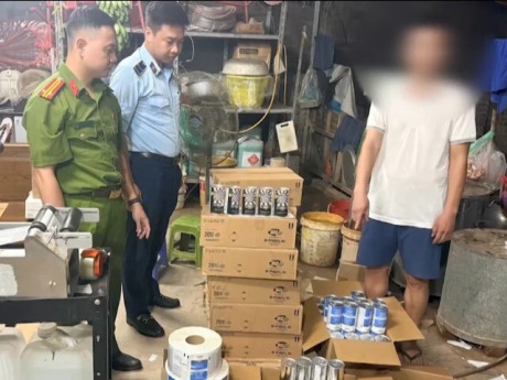 Phát hiện hơn 500 sản phẩm hóa chất nghi bị “phù phép” nhãn mác tại cơ sở kinh doanh