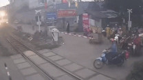 Clip: Xe máy liều lĩnh băng qua đường ray bị tàu hỏa húc văng