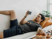 Clip Eva - Nếu bạn cứ lướt điện thoại mà vẫn thấy áp lực, hãy đọc điều này