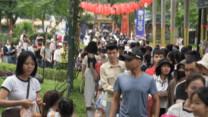 Vượt hàng trăm km đưa con đi xem voi, khỉ tại Vườn thú Hà Nội
