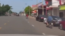 Clip: Tài xế ôtô mở cửa bất cẩn ‘quật ngã’ người đi xe máy