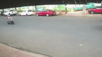Clip: Ô tô 'rụng' bánh giữa đường, tài xế loay hoay đi tìm