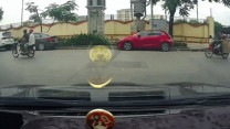 Clip: Xe máy phóng nhanh đâm vỡ kính lái ô tô