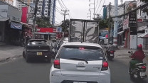 Clip: Tài xế lùi ô tô xoay tròn, tông loạn xạ ở phố đông