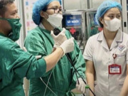 Clip Eva - Hiếm gặp: Ăn cá biển, người đàn ông bị lưỡi câu mắc sâu trong thực quản