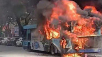 Hình ảnh và video cận cảnh 'bà hỏa' thiêu rụi xe buýt giữa phố Lý Thường Kiệt
