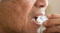 Nhai đá giải nhiệt, người đàn ông 66 tuổi suýt tắc đường thở