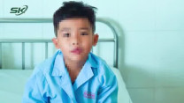 Nuốt đồng xu, bé trai 7 tuổi nôn ói liên tục phải cấp cứu khẩn