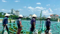 Ra đường như bước vào lò than, người Hà Nội quay quắt giữa nắng nóng cực hạn