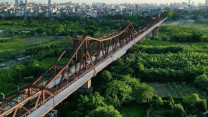 Cầu Long Biên đông đúc trở lại sau gần 2 tháng sửa chữa
