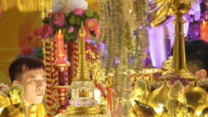 Khung cảnh hàng nghìn người đổ về các tuyến phố Hà Nội