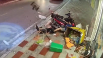 Ô tô phóng nhanh, đâm văng xe rác vào người bên đường