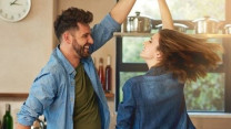 Tình yêu không nằm ở những điều lớn lao: 7 hành động nhỏ đủ khiến trái tim anh ấy rung động mỗi ngày