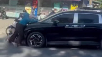 Clip: 3 người phụ nữ đu bám trên nắp ca pô ô tô đang di chuyển