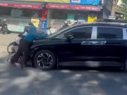 Clip Eva - Clip: 3 người phụ nữ đu bám trên nắp ca pô ô tô đang di chuyển