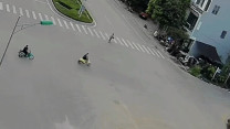 Clip: Ô tô phóng nhanh, đâm văng người đi xe máy tại ngã tư